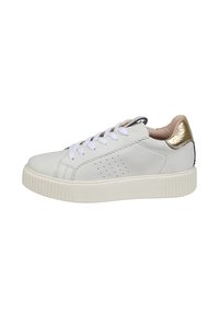 Sneaker in pelle bianca con lacci bianchi, dettagli perforati laterali, suola in crema testurizzata e un accento metallico dorato sul tallone.