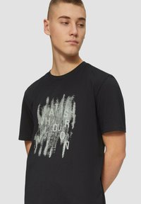 Zwarte katoenen t-shirt met een lichtgrijze grafische tekstontwerp dat versleten lijkt. Ronde halslijn en korte mouwen.