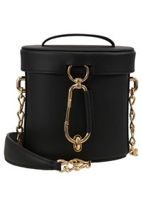 Runde schwarze Ledertasche mit goldenen Beschlägen, ausgestattet mit einem oberen Griff, verstellbarem Kettenriemen und Druckverschluss. Glatte Textur und klare Linien.
