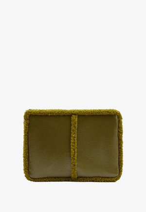 Oliwkowa torebka wykonana z błyszczącej skóry z miękkim, teksturowanym, puszystym wykończeniem. Prostokątny kształt z centralnym detalem szwu.