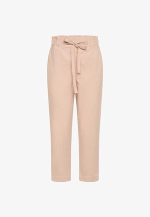 Pantalon court rose clair avec une ceinture élastique et une ceinture en tissu nouée. Texture lisse sans motifs ni accents visibles.
