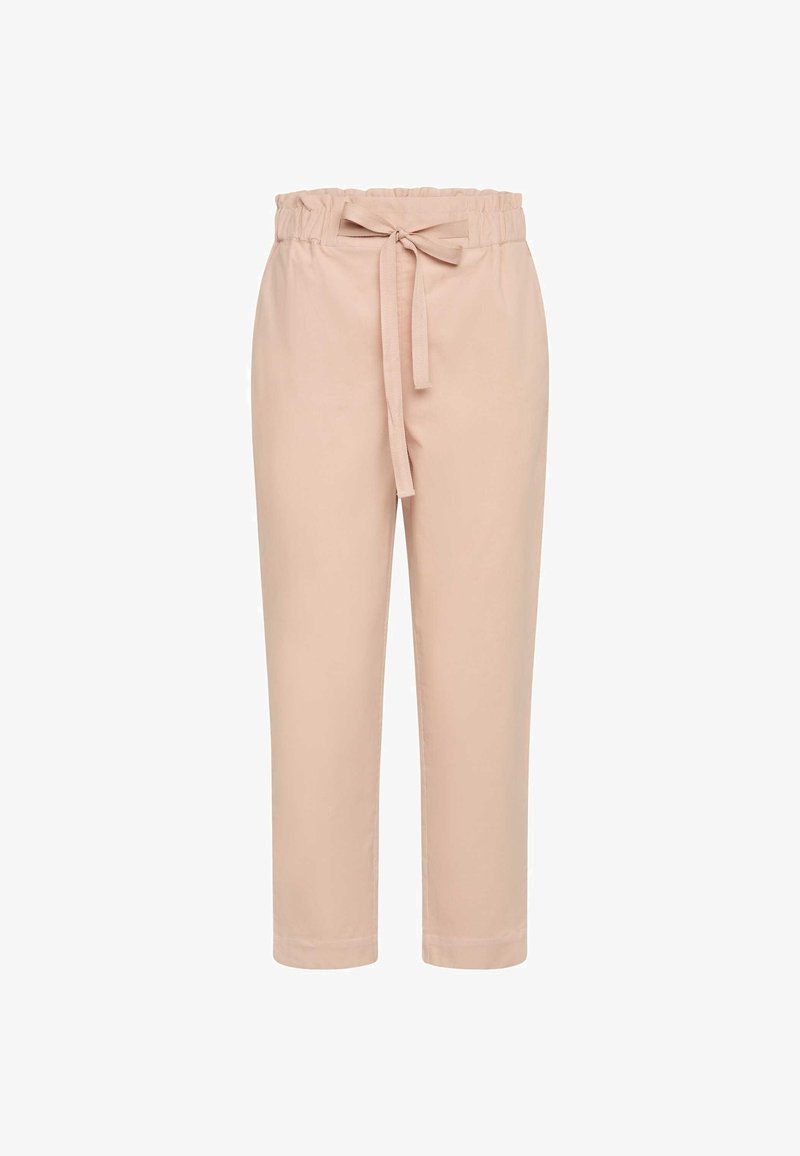 Pantalon court rose clair avec une ceinture élastique et une ceinture en tissu nouée. Texture lisse sans motifs ni accents visibles.