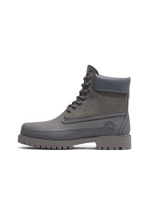 Szary wodoodporny botek za kostkę z sznurowaniem, wyściełanym kołnierzem i solidną podeszwą, logo Timberland wytłoczone z boku.