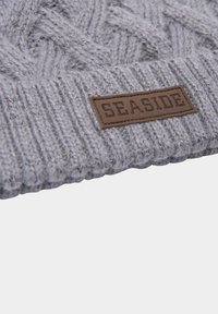 Szara dzianinowa czapka beanie z teksturowanym wzorem, prążkowanym wykończeniem i brązową skórzaną łatą z wytłoczonym napisem "SEASIDE".