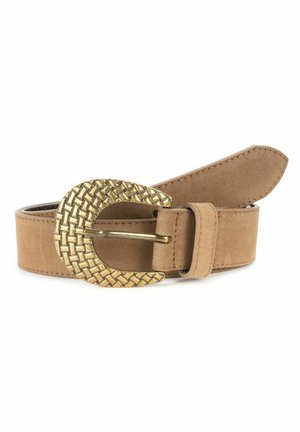Ceinture en daim marron clair avec une large lanière et une grande boucle dorée à motif tissé, présentée enroulée sur un fond blanc.