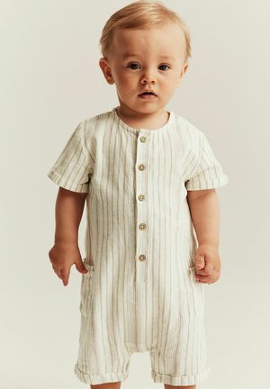 Hvid stribet kort romper med knapper, rund halsudskæring og opsmøgede ærmer. Letvægtsstof med sidelommer. Enkelt og funktionelt design.
