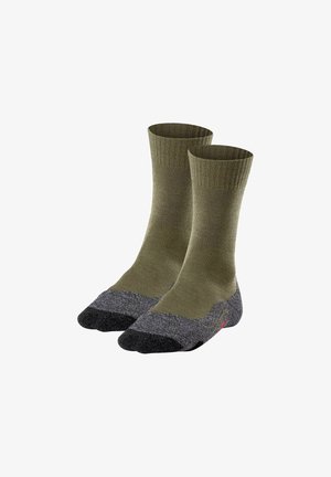 Calcetines verde oliva con un ribete en el tobillo, presentando una puntera y un talón texturizados en gris. El diseño distintivo incluye un acento de logo rojo.