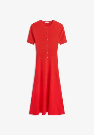 Raudona ribota megzta midi suknelė su trumpomis rankovėmis, apvalia iškirpte ir auksinėmis sagomis ties centro priekiu.