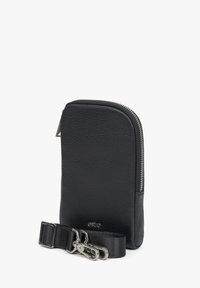 Černá kožená taštička s strukturovaným povrchem, na zip a se stříbrným kováním. Obsahuje odnímatelný popruh pro nošení.