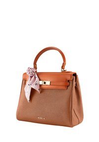 Sac en cuir marron texturé avec rabat et poignée en cuir beige, fermoir en or et écharpe à motif rose nouée à la poignée, de marque Victoria Hyde.