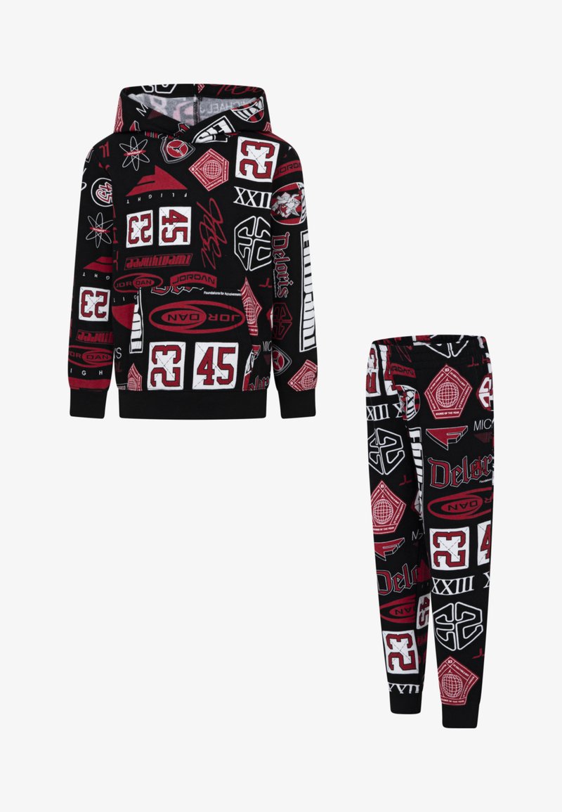 Conjunto de sudadera con capucha negra y pantalones a juego que presenta llamativos patrones gráficos en rojo y blanco, incluyendo números y logotipos, fabricado en tejido suave.