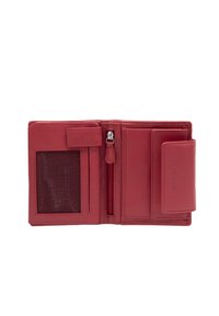 Rote Lederbörse mit einem Reißverschlussfach, Kartenfächern und einem transparenten Ausweisfenster. Merkmale sind die glatte Textur und das minimalistische Design.