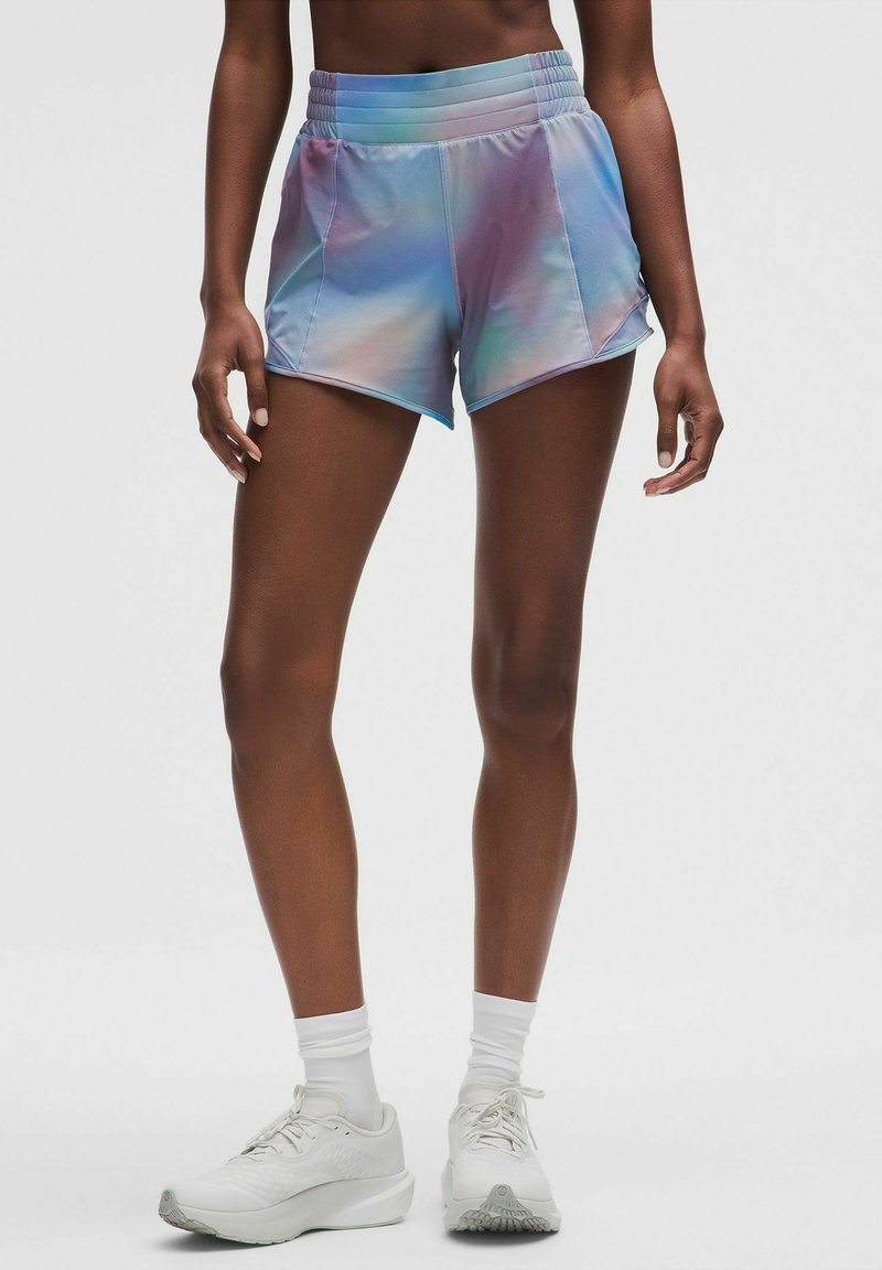 Korta sportshorts i iriserande tyg, med ett högt elastiskt midjeband, sidofickor och en pastellfärgad gradient av blått, rosa och lila.