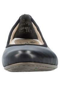 Schwarzer Leder-Ballerina mit abgerundeter Spitze, elastischem Besatz und weichem Innenfutter. Die Außensohle verfügt über ein strukturiertes Grip-Design.