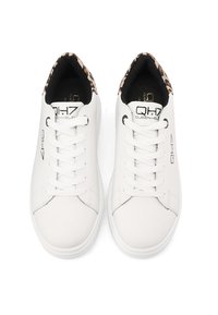 Sneaker in pelle bianca con punta rotonda, cinque occhietti, lacci piatti e fodera leopardata. Logo del marchio visibile sui lati.