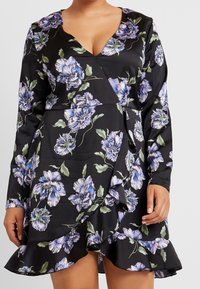 Svart blommig klänning med långa ärmar, V-ringning, volangkant och ett mönster av lila och gröna blommor på ett mjukt tyg.