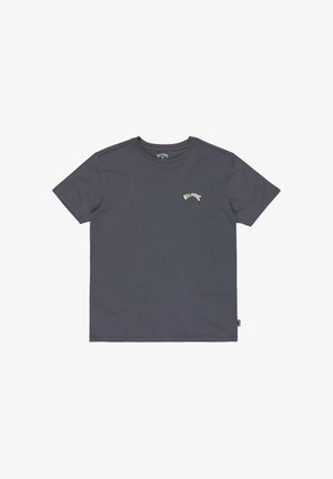 Ciemnoszara bawełniana koszulka z okrągłym dekoltem, krótkimi rękawami i białym, łukowatym logo na lewej stronie klatki piersiowej. Gładka faktura, klasyczny design.