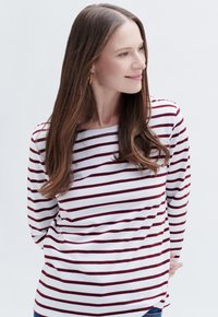 Raidallinen pitkähihaiste paita valkoisena ja burgundin värisenä, jossa on veneen muodossa kaula-aukko, rento malli ja pehmeä kangas, jossa on hieno tekstuuri.