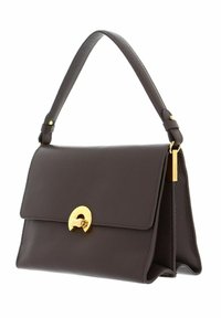 Borsa a tracolla in pelle marrone scuro con design strutturato, chiusura a pattina, accessori in tonalità oro e tracolla corta e regolabile. Superficie testurizzata.