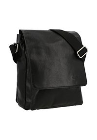 Borsa nera in pelle con una texture morbida, chiusura a patta, tracolla regolabile e hardware in tonalità argento. Design compatto e rettangolare.