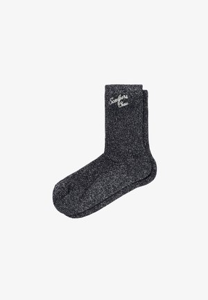 Calcetines de punto moteados en negro y gris, de longitud hasta la mitad de la pantorrilla, con un logo blanco contrastante "Scalphor & Co" cerca de la parte superior. Textura suave.