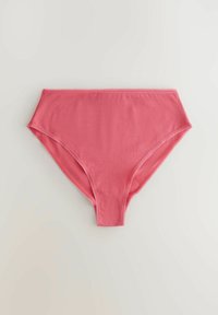 Hoog-getailleerde roze bikini slips gemaakt van gladde stof, met een eenvoudig ontwerp zonder zichtbare patronen of hardwaredetails.