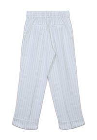 Pantaloni bianchi a righe verticali con gamba ampia. Presentano una vita elastica, un davanti piatto e due tasche posteriori. Tessuto con una consistenza liscia.