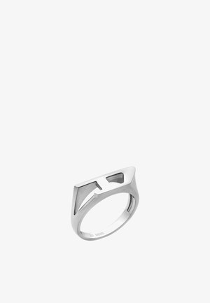 Zilveren ring met een geometrisch ontwerp. Beschikt over een platte bovenkant en uitsneden. Gladde textuur met een gepolijste afwerking. Maat gemarkeerd aan de binnenkant.