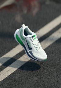 Unselected, white/midnight navy/green spark