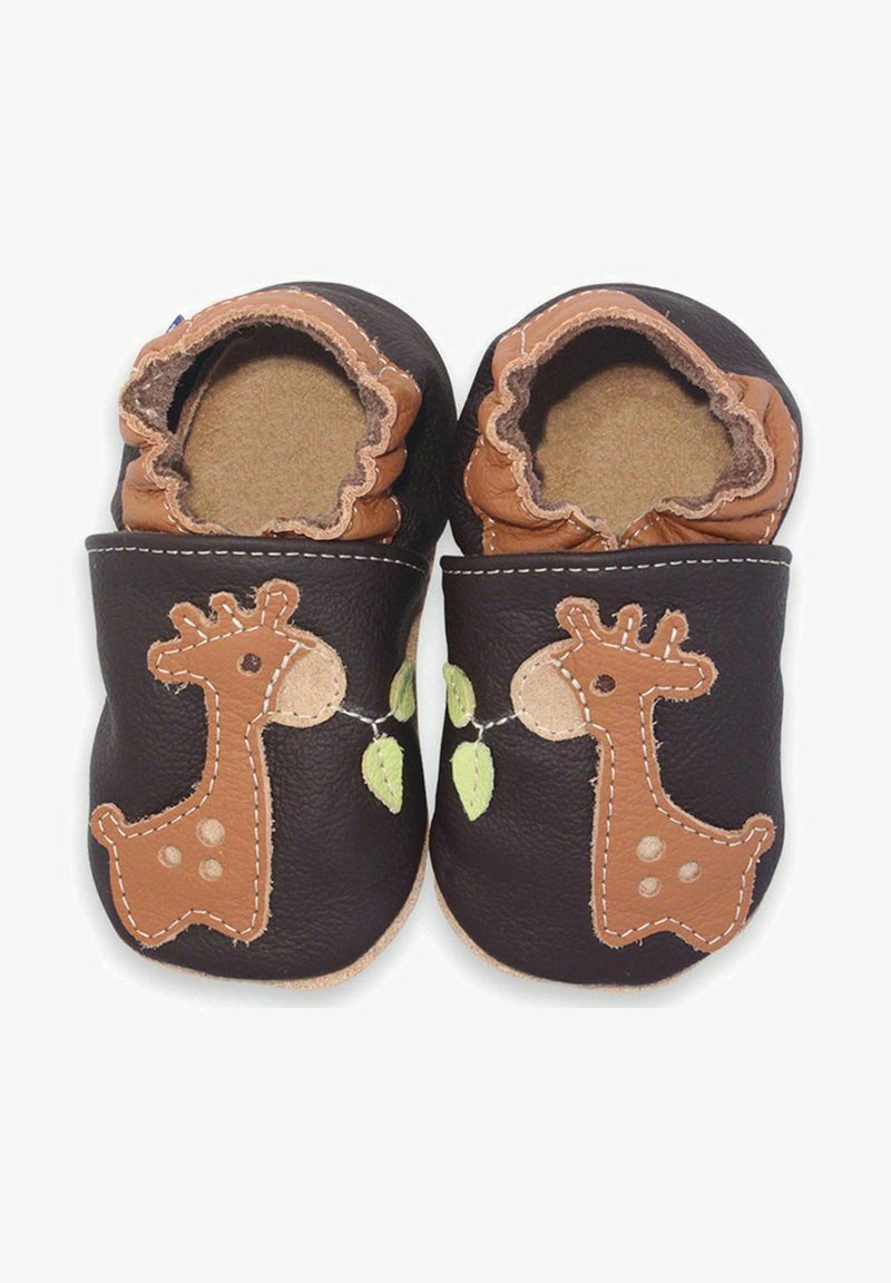 Leren babyschoentjes in bruin met een tan girafontwerp, groene bladeren en contrasterende stiksels. Zachte voering en elastiek aan de opening.