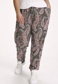 Pantalon à motif cachemire multicolore avec une taille et des poignets élastiques, fabriqué en tissu léger dans des tons de marron, rouge et blanc.