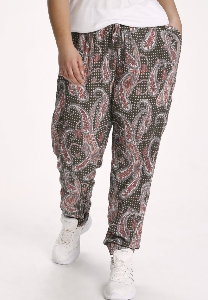 Pantalon à motif cachemire multicolore avec une taille et des poignets élastiques, fabriqué en tissu léger dans des tons de marron, rouge et blanc.