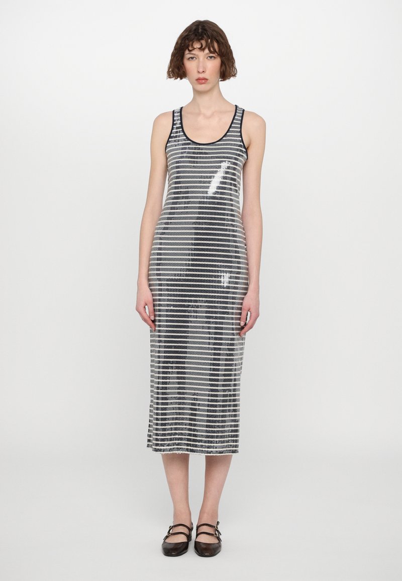 Robe midi rayée argent et noire avec une silhouette ajustée, faite de matériel à paillettes brillantes. Encolure en scoop et design sans manches.
