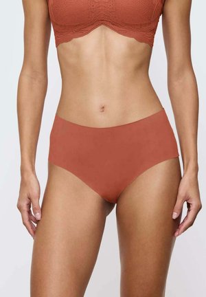 Brązowe, bezszwowe majtki o gładkiej fakturze i wysokim stanie, zapewniające pełne zakrycie i minimalistyczny wygląd.