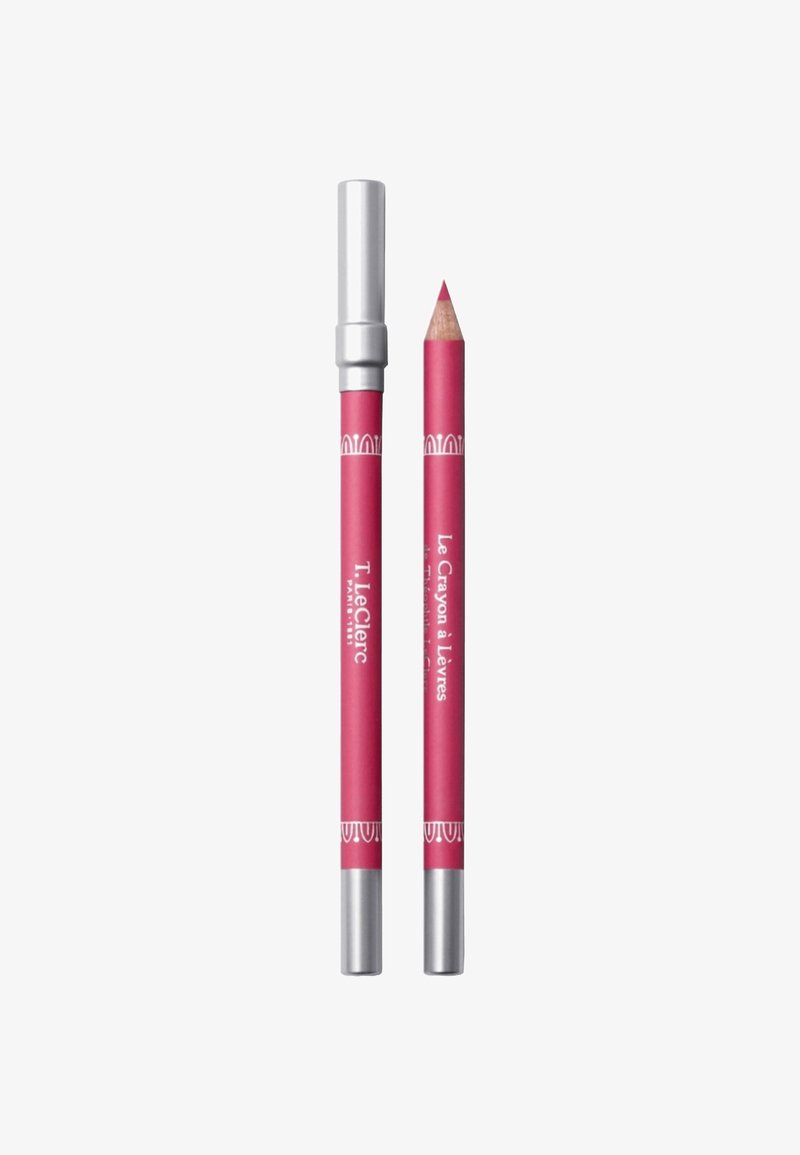 Crayon à lèvres de couleur rose vif, avec une finition mate et un embout argenté. Étiquettes imprimées en blanc sur le tube.