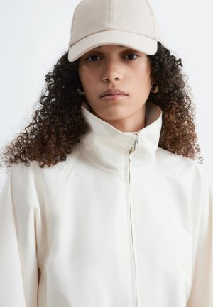 & OTHER STORIES, Šiltovka - off-white