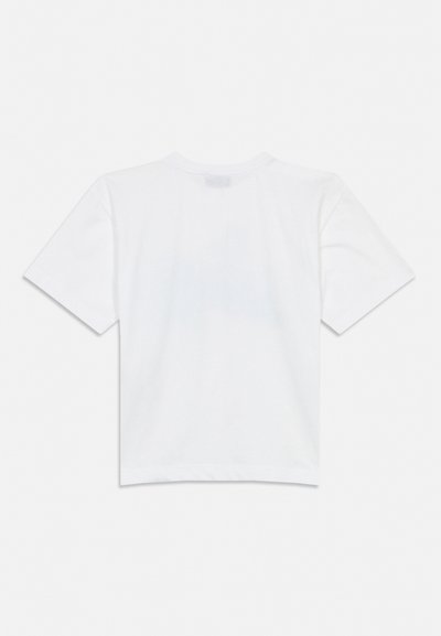 Tavaline valge lühikeste varrukatega T-särk, mis on esitletud tagantvaates tasapinnal helehalli taustal.