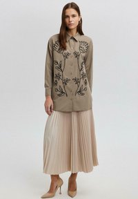 Touché Privé - CONTRAST EMBROIDERED - Overhemdblouse - beige Miniatuurafbeelding 1