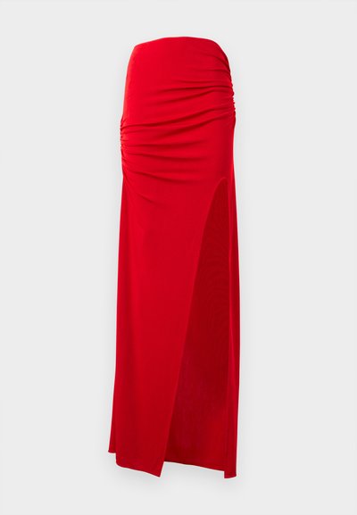 Rdeča midi krila s nabranimi detajli v pasu in visokim razporkom na eni strani. Narejena iz lahkega, gladkega materiala z mehko teksturo.