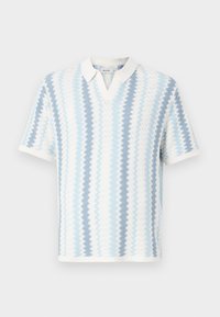 Polo majica s kratkimi rokavi v šzigzag vzorcu svetlo modre in bele barve, z V-izrezom in kontrastnim belim ovratnikom. Mehka pletenina.