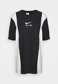 Schwarzes und weißes T-Shirt mit kurzen Ärmeln, Rundhalsausschnitt, auffälligen Paneelen und einem zentralen, weißen Nike AIR-Logo auf der Vorderseite.