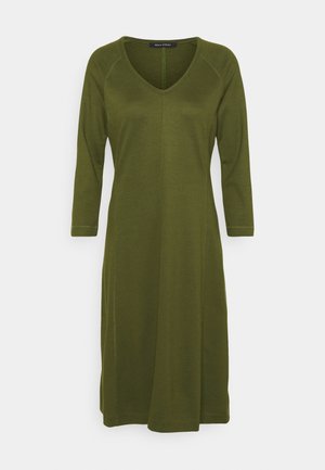 Olivgrünes Kleid mit V-Ausschnitt und dreiviertel Ärmeln. Hergestellt aus weichem Stoff mit leicht strukturierter Oberfläche und schlichtem Design.