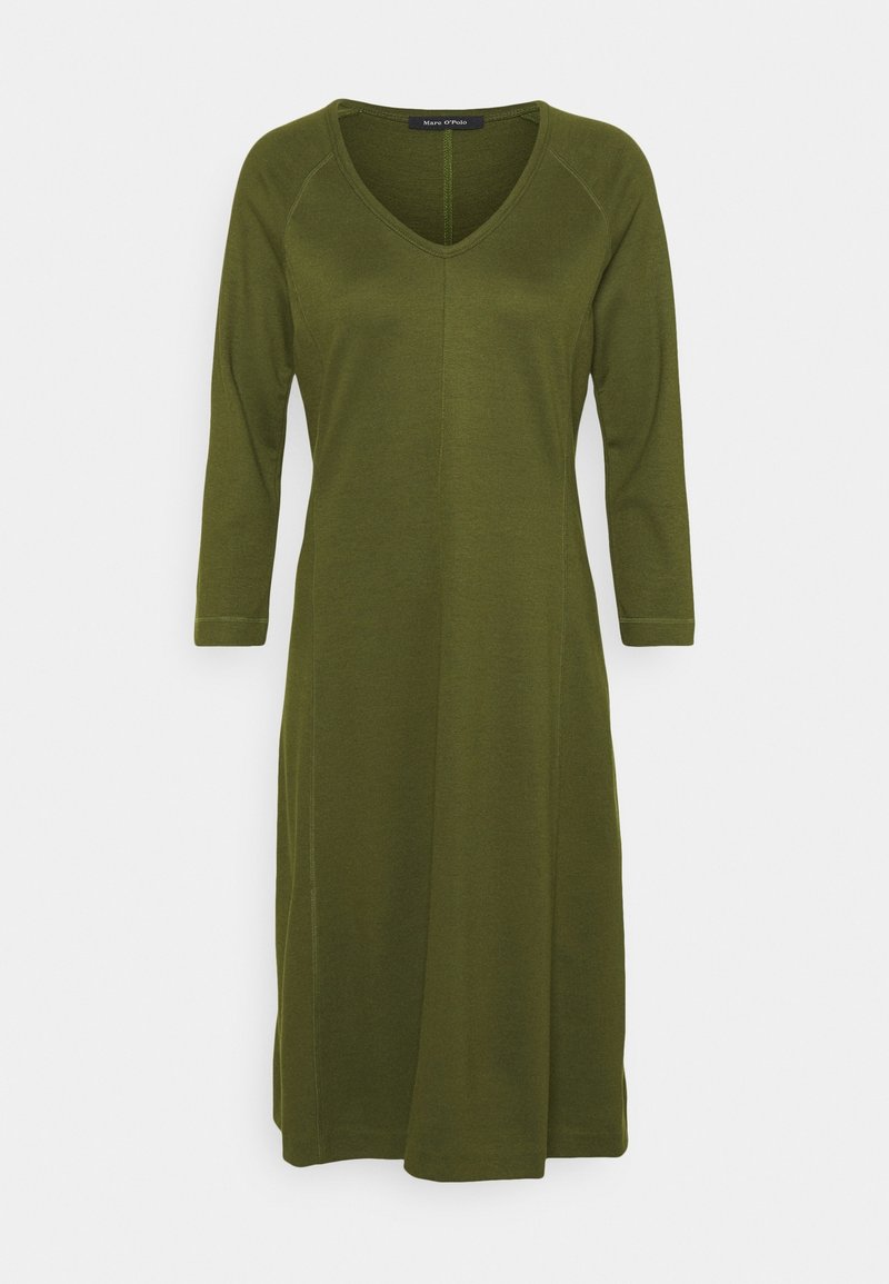 Robe vert olive avec un décolleté en V et des manches trois-quarts. Confectionnée en tissu doux avec une finition légèrement texturée et un design simple.