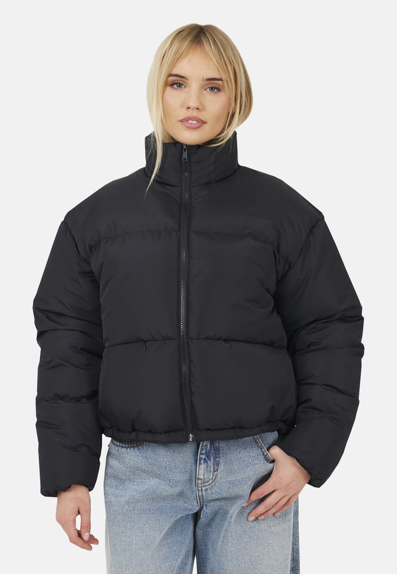 Giubbotto imbottito nero con collo alto, zip frontale e maniche ampie. Presenta una vestibilità cropped e un materiale morbido e lucido.