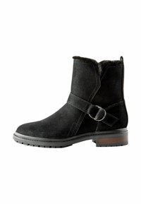 Musta mokkanahka nilkkaboots, jossa on teksturoitu pinta, metallinen solkiyksityiskohta ja paksu kumipohja. Karvavuori näkyy varren reunassa.