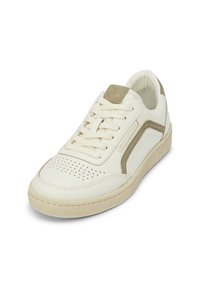Bílé kožené tenisky s béžovými akcenty, texturovanou podrážkou, perforovanými detaily na špičce a tradičním šněrovacím designem. Diskrétní branding na boku.