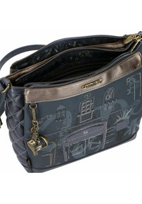 Marineblaue Ledertasche mit metallischen Bronzeakzenten, gestepptem Muster, mehreren Reißverschlussfächern und dekorativen Mustern einschließlich Zahlen und Designs.