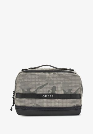 Pilkas kamufliažo kosmetikos krepšys, pagamintas iš tekstūruoto audinio, su juodu užtrauktuku ir logotipo juosta. Kompaktiškas, stačiakampio formos, su tvirtu rankeniu.