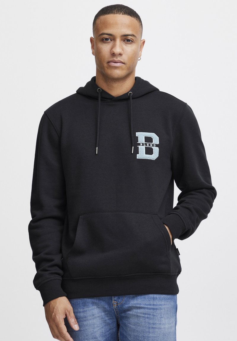 Sudadera negra con cordones, bolsillo frontal y logo azul claro que presenta una "B" y "BLEND". Puños y dobladillo acanalados, material suave.