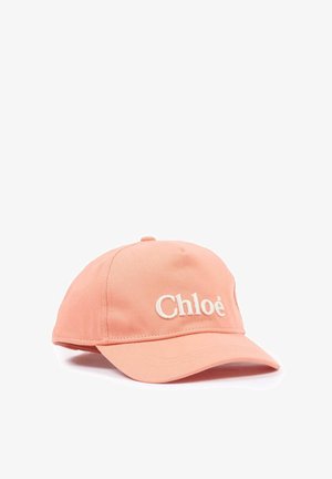 Roze katoenen pet met een gebogen klep, voorzien van witte geborduurde tekst "Chloé" aan de voorkant. Zachte textuur met een casual ontwerp.
